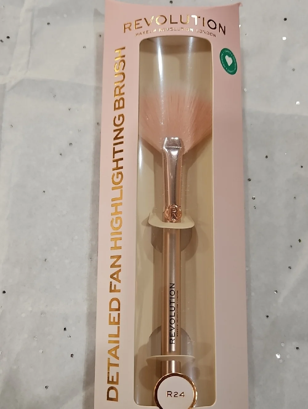 NWT Revolution Pink & Rose Gold‎ Fan Highlighting Brush R24